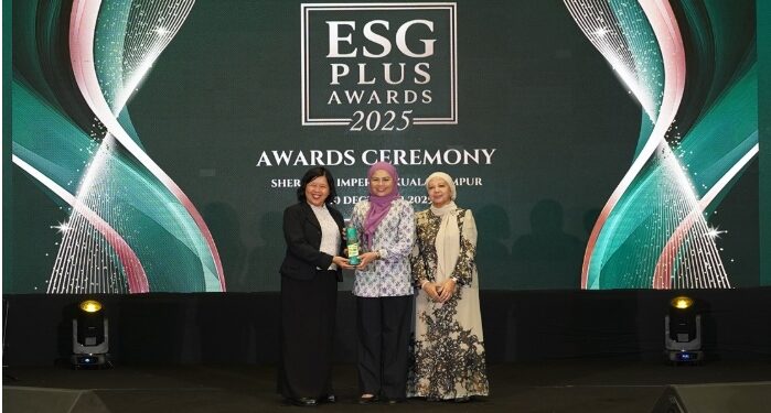 Pheobe Long receives ESG Changemaker Award.