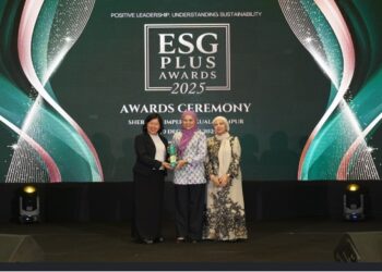 Pheobe Long receives ESG Changemaker Award.