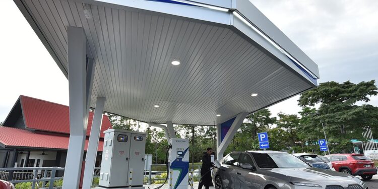 Why plug-in hybrids could become a nightmare for charge point operators