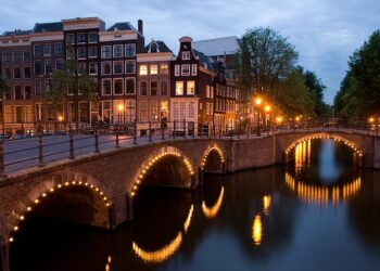 Amsterdam, Florence Become Latest Cities to Ban Fossil Fuel Ads