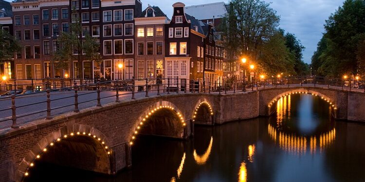 Amsterdam, Florence Become Latest Cities to Ban Fossil Fuel Ads