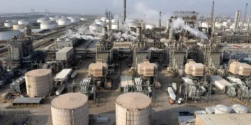 Oil Prices Edge Higher on Iran Risks and Gulf Storm