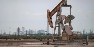 Oil Prices Fluctuate as Iran Threats Persist Despite Recovery in Gulf Crude Exports