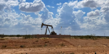 Oil Prices Retreat Amid Renewed Iran Diplomacy and Middle East Supply Concerns