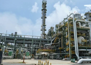 Oil Prices Remain Elevated as Middle East Tensions and Russian Refinery Attacks Threaten Supply