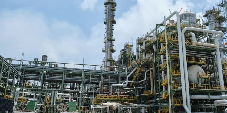 Oil Prices Remain Elevated as Middle East Tensions and Russian Refinery Attacks Threaten Supply
